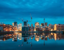 Lais Puzzle - Oslo, Norwegen. Nachtansicht Böschung und mehrstöckiges Wohnhaus im Stadtteil Gamle Oslo - 40, 100, 200, 500, 1.000 & 2.000 Teile