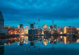 Lais Puzzle - Oslo, Norwegen. Nachtansicht Böschung und mehrstöckiges Wohnhaus im Stadtteil Gamle Oslo - 1.000 Teile