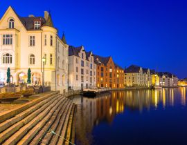 Lais Puzzle - Architektur der Stadt Alesund, die sich bei Nacht im Wasser spiegelt, Norwegen - 40, 100, 200, 500, 1.000 & 2.000 Teile
