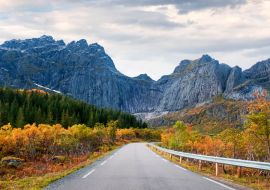 Lais Puzzle - Straße in Norwegen, Lofoten-Inseln, goldener Herbst an der Felswand der Berge - 1.000 Teile