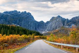Lais Puzzle - Straße in Norwegen, Lofoten-Inseln, goldener Herbst an der Felswand der Berge - 2.000 Teile