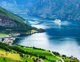 Lais Puzzle - Atemberaubender Blick auf den Sunnylvsfjord und das Kreuzfahrtschiff in der Nähe des Dorfes Geiranger in Westnorwegen - 40, 100, 200, 500, 1.000 & 2.000 Teile