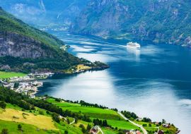 Lais Puzzle - Atemberaubender Blick auf den Sunnylvsfjord und das Kreuzfahrtschiff in der Nähe des Dorfes Geiranger in Westnorwegen - 1.000 Teile