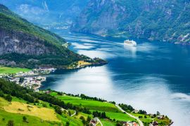 Lais Puzzle - Atemberaubender Blick auf den Sunnylvsfjord und das Kreuzfahrtschiff in der Nähe des Dorfes Geiranger in Westnorwegen - 2.000 Teile