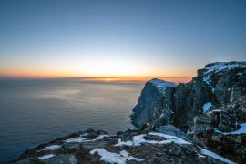 Lais Puzzle - Landschaftsaufnahme von Ryten mit Blick nach Westen zum Sonnenuntergang auf den Lofoten in Norwegen während der blauen Stunde - 2.000 Teile