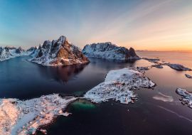 Lais Puzzle - Sonnenaufgang auf den Lofoten ist eine Inselgruppe mit einem Fischerdorf an der Küste im Winter in Norwegen - 1.000 Teile