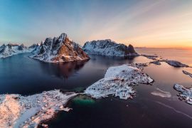 Lais Puzzle - Sonnenaufgang auf den Lofoten ist eine Inselgruppe mit einem Fischerdorf an der Küste im Winter in Norwegen - 2.000 Teile