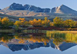 Lais Puzzle - Spiegelung des Berges Rondslottet in einem kleinen See. Rondane-Nationalpark, Norwegen - 1.000 Teile