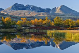 Lais Puzzle - Spiegelung des Berges Rondslottet in einem kleinen See. Rondane-Nationalpark, Norwegen - 2.000 Teile