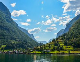 Lais Puzzle - Schönes Fischerdorf Undredal am Fjord in der Nähe der schönen Berge an der Küste der majestätischen Landschaft mit ruhigem Wasser am Aurlandsfjord (Aurlandsfjorden) in Flam, Norwegen - 40, 100, 200, 500, 1.000 & 2.000 Teile