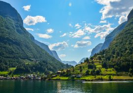 Lais Puzzle - Schönes Fischerdorf Undredal am Fjord in der Nähe der schönen Berge an der Küste der majestätischen Landschaft mit ruhigem Wasser am Aurlandsfjord (Aurlandsfjorden) in Flam, Norwegen - 1.000 Teile