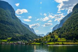 Lais Puzzle - Schönes Fischerdorf Undredal am Fjord in der Nähe der schönen Berge an der Küste der majestätischen Landschaft mit ruhigem Wasser am Aurlandsfjord (Aurlandsfjorden) in Flam, Norwegen - 2.000 Teile