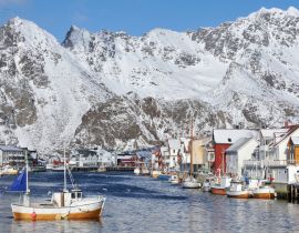 Lais Puzzle - Jachthafen und Stadt vor schneebedecktem Gebirge, Norwegen - 40, 100, 200, 500, 1.000 & 2.000 Teile