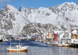 Lais Puzzle - Jachthafen und Stadt vor schneebedecktem Gebirge, Norwegen - 1.000 Teile