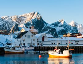 Lais Puzzle - Fischerboot in einem kleinen Fischereihafen im Winter, Lofoten, Norwegen - 40, 100, 200, 500, 1.000 & 2.000 Teile