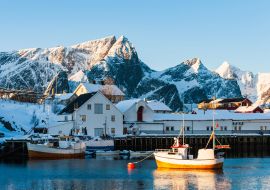 Lais Puzzle - Fischerboot in einem kleinen Fischereihafen im Winter, Lofoten, Norwegen - 1.000 Teile
