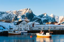 Lais Puzzle - Fischerboot in einem kleinen Fischereihafen im Winter, Lofoten, Norwegen - 2.000 Teile
