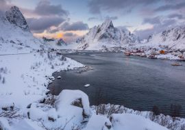 Lais Puzzle - Blick auf die beeindruckende Winterlandschaft der Lofoten mit Bergen und Fjorden im wunderschönen goldenen Morgenlicht bei Sonnenaufgang, Norwegen - 1.000 Teile