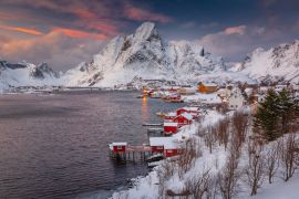 Lais Puzzle - Blick auf die fantastische Winterlandschaft der Lofoten mit Bergen und Fjorden in schönem goldenen Morgenlicht bei Sonnenaufgang, Norwegen - 2.000 Teile