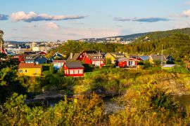 Lais Puzzle - Panoramablick auf die Insel Nakholmen im Hafen von Oslofjord mit Sommerhäusern am Ufer im Frühherbst bei Oslo, Norwegen - 2.000 Teile
