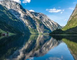 Lais Puzzle - Atemberaubende Aussicht auf den Naeroyfjord, der zum UNESCO-Welterbe gehört, in der Gemeinde Aurland im Bezirk Vestland, Norwegen - 40, 100, 200, 500, 1.000 & 2.000 Teile