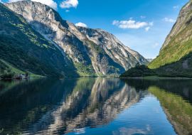 Lais Puzzle - Atemberaubende Aussicht auf den Naeroyfjord, der zum UNESCO-Welterbe gehört, in der Gemeinde Aurland im Bezirk Vestland, Norwegen - 1.000 Teile