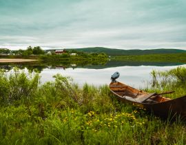 Lais Puzzle - Ein Holzboot am Ufer des Flusses Kárášjohka in Karasjok, Norwegen - 40, 100, 200, 500, 1.000 & 2.000 Teile