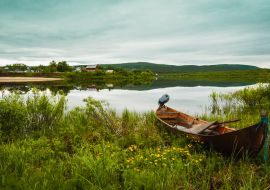 Lais Puzzle - Ein Holzboot am Ufer des Flusses Kárášjohka in Karasjok, Norwegen - 1.000 Teile