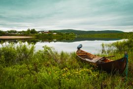 Lais Puzzle - Ein Holzboot am Ufer des Flusses Kárášjohka in Karasjok, Norwegen - 2.000 Teile