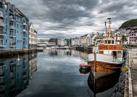 Lais Puzzle - Boot am Pier in Aalesund in Norwegen - 1.000 Teile