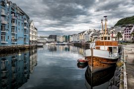 Lais Puzzle - Boot am Pier in Aalesund in Norwegen - 2.000 Teile