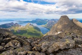 Lais Puzzle - Landschaft mit dem norwegischen Nationalberg Stetind im Vordergrund - 2.000 Teile