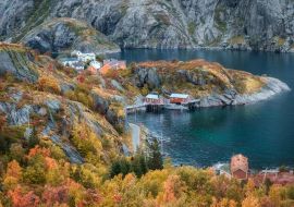 Lais Puzzle - Fischerstadt Nusfjord, Fjord und Meer Norwegen, Lofoten Inseln im goldenen Herbst - 1.000 Teile