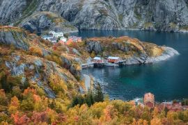 Lais Puzzle - Fischerstadt Nusfjord, Fjord und Meer Norwegen, Lofoten Inseln im goldenen Herbst - 2.000 Teile