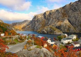 Lais Puzzle - Ein schönes norwegisches Dorf in den Fjorden im Herbst - 1.000 Teile