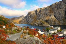 Lais Puzzle - Ein schönes norwegisches Dorf in den Fjorden im Herbst - 2.000 Teile