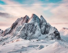 Lais Puzzle - Schneebedeckter Berg mit farbigem Himmel auf dem Berg Segla auf der Insel Senja im Winter in Norwegen - 40, 100, 200, 500, 1.000 & 2.000 Teile