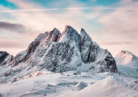 Lais Puzzle - Schneebedeckter Berg mit farbigem Himmel auf dem Berg Segla auf der Insel Senja im Winter in Norwegen - 1.000 Teile