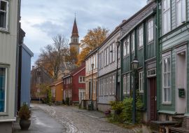 Lais Puzzle - Alte Holzhäuser säumen Nedre Bakklandet, Bakklandet, Trondheim, Trøndelag, Norwegen - 1.000 Teile