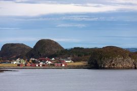 Lais Puzzle - Das Dorf Garten auf der gleichnamigen Insel, an der Mündung des Trondheimsfjords, Ørland, Trøndelag, Norwegen - 2.000 Teile