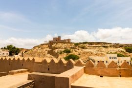 Lais Puzzle - Alte Burg auf einem Hügel in Salalah, Sultanat Oman - 2.000 Teile