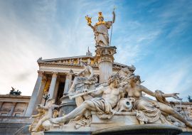 Lais Puzzle - Skulptur vor dem Parlamentsgebäude in Wien, Österreich - 1.000 Teile