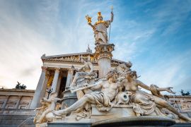 Lais Puzzle - Skulptur vor dem Parlamentsgebäude in Wien, Österreich - 2.000 Teile