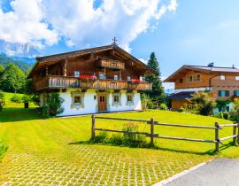 Lais Puzzle - Traditionelle Alpenhäuser im Dorf Going am Wilden Kaiser an einem schönen sonnigen Sommertag, Tirol, Österreich - 40, 100, 200, 500, 1.000 & 2.000 Teile