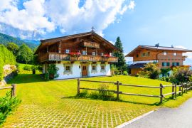 Lais Puzzle - Traditionelle Alpenhäuser im Dorf Going am Wilden Kaiser an einem schönen sonnigen Sommertag, Tirol, Österreich - 2.000 Teile