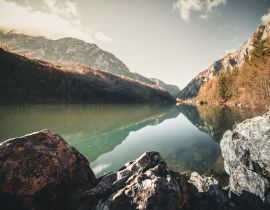 Lais Puzzle - Berg- und Seenlandschaft mit Spiegelung im Herbst am Leopoldsteiner See - 40, 100, 200, 500, 1.000 & 2.000 Teile