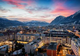 Lais Puzzle - Panoramablick auf Innsbruck in den Alpen Österreichs im Winter am Abend nach Sonnenuntergang mit Schnee und Wolken - 1.000 Teile