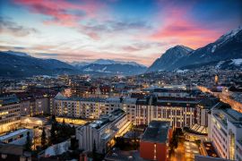 Lais Puzzle - Panoramablick auf Innsbruck in den Alpen Österreichs im Winter am Abend nach Sonnenuntergang mit Schnee und Wolken - 2.000 Teile