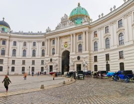Lais Puzzle - Menschen im St. Michael Flügel der Hofburg in Wien - 40, 100, 200, 500, 1.000 & 2.000 Teile