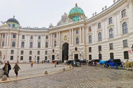 Lais Puzzle - Menschen im St. Michael Flügel der Hofburg in Wien - 2.000 Teile